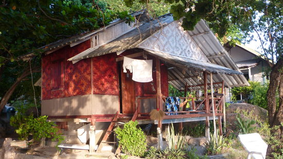 Das ist unser Bungalow in Koh Phangan - Ao Plai Laem. Bretterbude mit Wellblechdach und dadurch massig Tierbesuch, aber auch den Luxus eines Moskitonetzes und jeweils ein Ventilator am Bett 