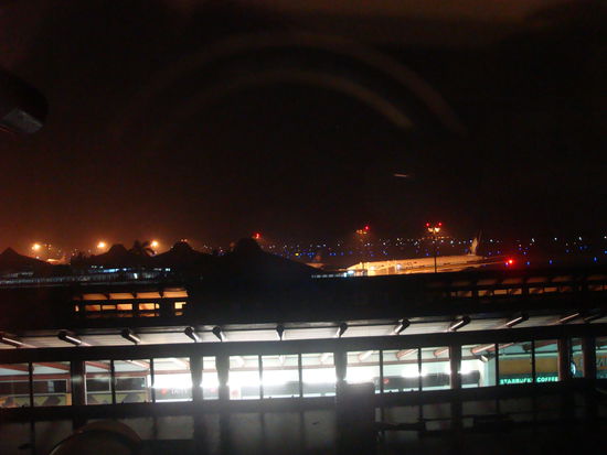 Na gut, die Bilder meiner Kamera sind nicht so spektakulaer wie Ruedigers, aber so ungefaehr war der Ausblick direkt auf die Startbahn