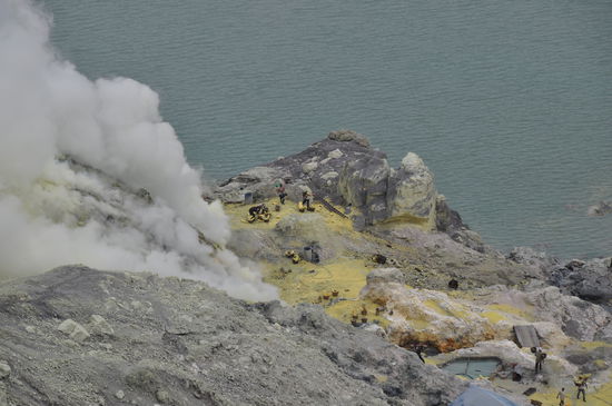 Blick von oben auf den Schwefelabbau