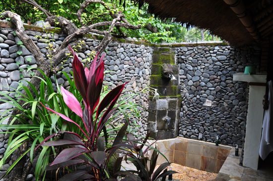 Die Aussendusche im Taman Sari-Bungalow...HEISSES WASSER!!!