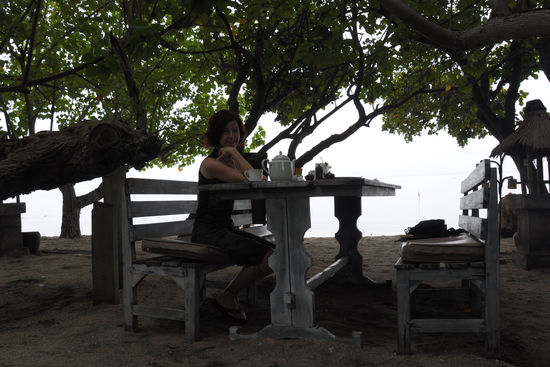Frühstück am Strand (jaa, ein zweites Kissen unter dem Hintern wär nicht schlecht damit ich ueber den Tisch gucken kann)