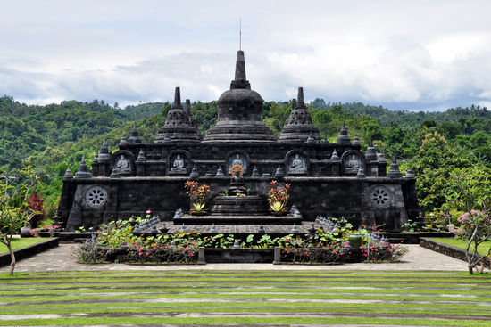Brahma Vihara-Arama, Nachbildung des Borobudur aber mit Innenraum