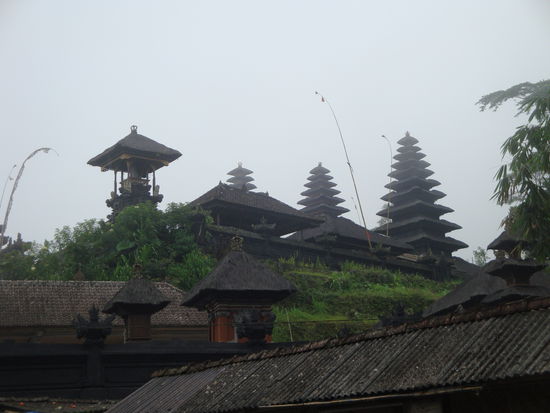 Pura Besakih im Nebel