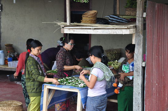 Hier werden die kleinen Opfergaben "gebastelt"