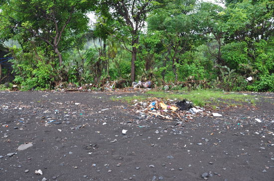 Und der schwarze Strand mit einem Muellhaufen der harmloseren Sorte