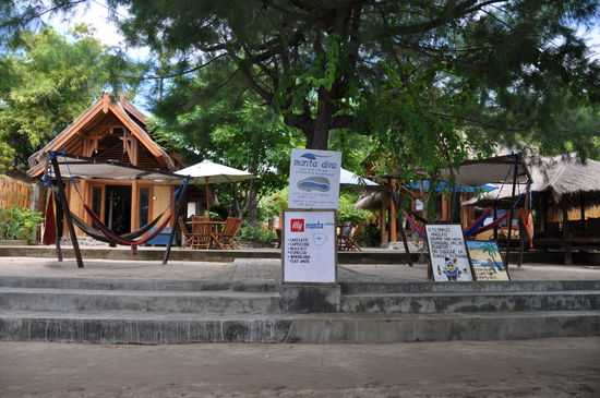 Manta Divers, weiter hinten sind ein paar Bungalows und ein kleiner Pool und es gibt Banana Pancakes mit Chocolate-Sauce zum Fruehstueck!!