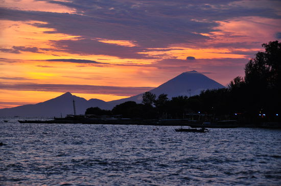 Das ist der Blick auf den Gunung Agung auf Bali von Gili Air aus.
Kitschig, ne?