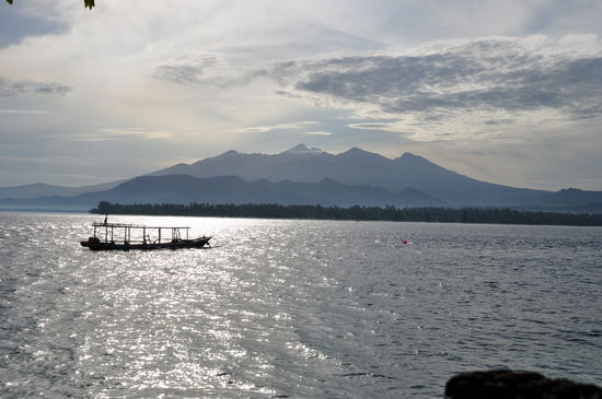 Und das ist der Riesenvulkan auf Lombok mit Kratersee drin auch von Gili aus