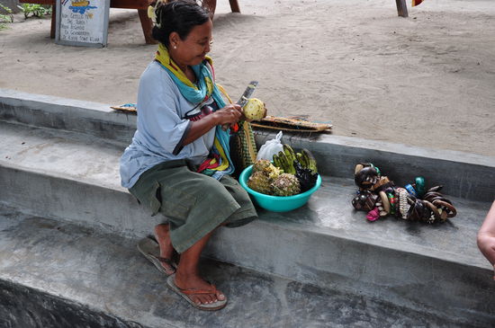 Und hier werden die fantastischen Ananas-Lollipops geschnitzt, die wir jeden Abend hatten