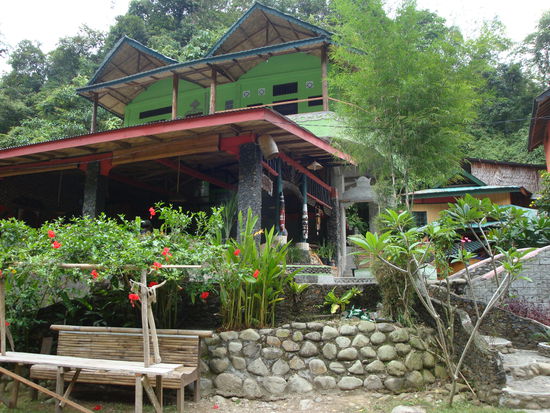 Restaurant und Eingang des Jungle Inn vom Fluss aus geknipst und oben rechts unser fantastisches Riesenzimmer...