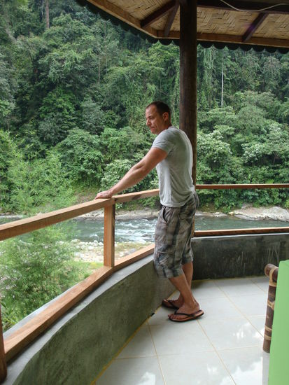 ...und hier der umgekehrte Blick von der Terrasse auf den Fluss mit Co-Autor