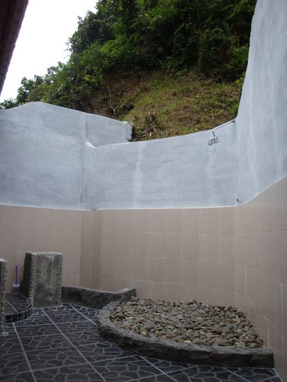 Das offene Bad, nachts ein bisschen gruselig aber coool. Im Vordergrund die Dusche, darueber der Dschungel wo schon mal die Makaken ueber die Mauer gucken, mit Blick auf den Thron, links angeschnitten im Bild.