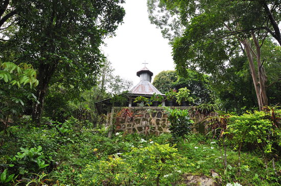 Kleine christliche Kirche mitten in den Bergen