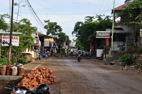 Labuan Bajo City mit Italiener rechts