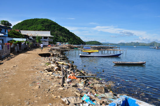 Das sind leider die Schattenseiten von Indonesien: direkt hinter den Fischerhütten liegt der Müll...