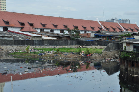 Wie verdreckt das Wasser war kommt garnicht richtig rüber auf diesem Bild und das mit dem roten Dach ist das Museum