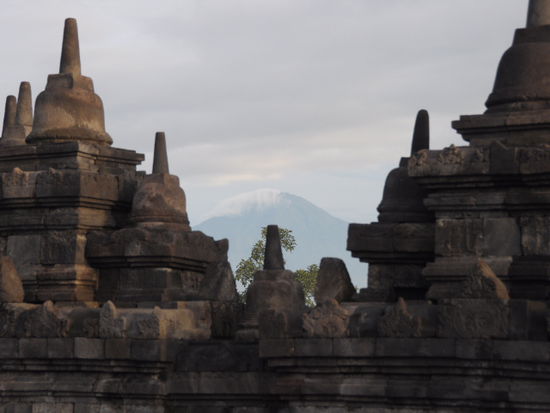 Vom Borobudur hat man einen tollen Blick auf den Merapi, der nachmittags auch wieder Lava spuckte
