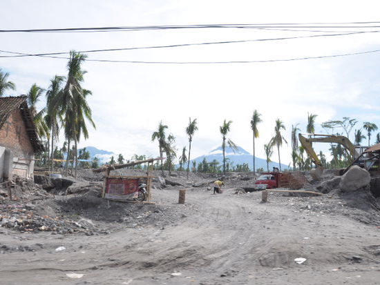 Die Lavaschneise vom November 2010 mit Merapi im Hintergrund