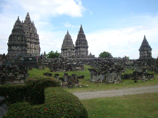 einmal die Gesamtansicht von Prambanan