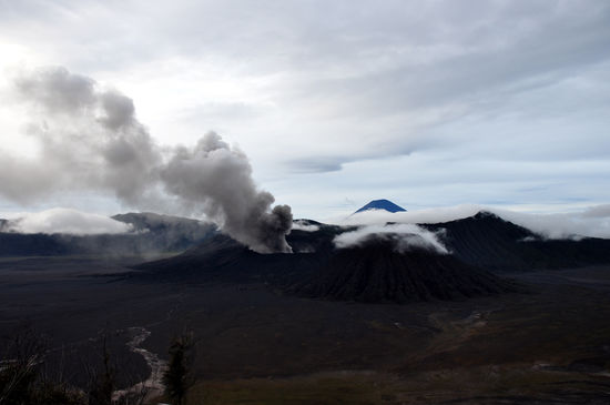 Frühmorgens, leider ohne Sonnenaufgang. Vorne links der Bromo, hinten der Meru, der nahezu perfekte Kegelvulkan