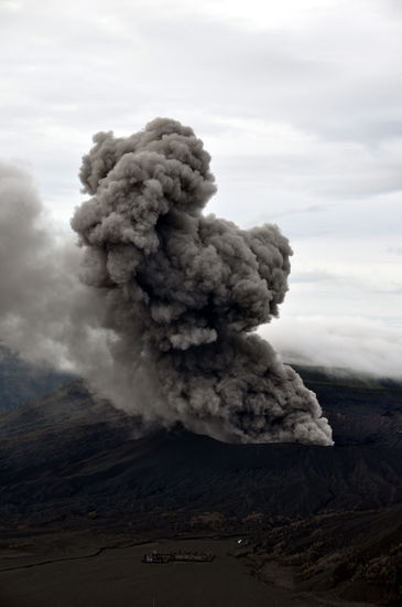 Man beachte: unten das "kleine" Gebäude ist der Tempel...
