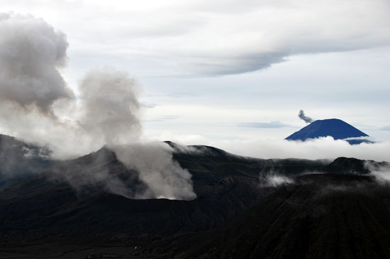Und da hat der große Meru im Hintergrund auch mal kurz ein Wölkchen gehustet