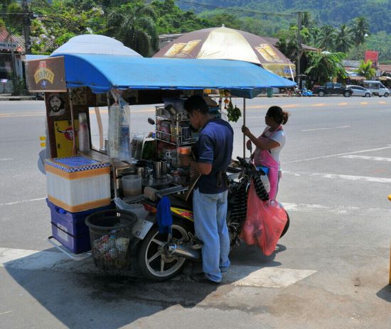 Mittags in Khao Lak. Hier gibt es Eistee in lustigen Farben