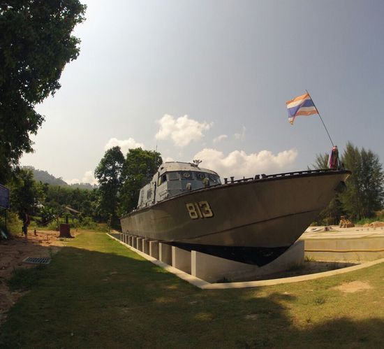 Das Tsunami Memorial, das Polizeiboot, dass 2004 von einer Seemeile draussen vor der Kueste bis 2 km ins Landesinnere gespuelt wurde. Rundum wird gerade das Memorial Center gebaut.