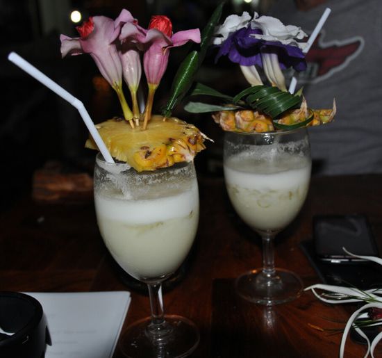 ...die Deko aus frischen Blueten und Ananas