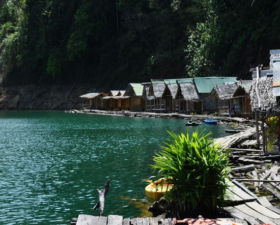Die schwimmenden Unterkuenfte auf dem See, wobei die Gemeinschaftstoilette mehr als grenzwertig war...