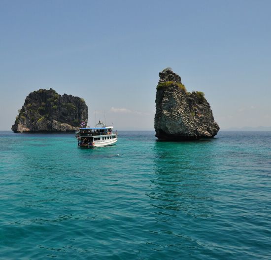 Die fuenf Inseln, Koh Ha, hier liegen dann teilweise 5 Boote in Reihe und lassen ihre Schnorchler und Taucher zu Wasser