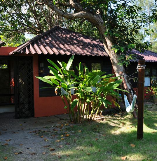 Unser Bungalow mit Haengematte...