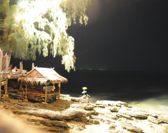 Zur Abwechslung mal in die Moonwalk-Bar ganz am Ende des Long Beach, die Lichter am Horizont sind uebrigens jede Menge Fischerboote