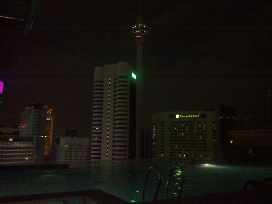 Der Pool auf dem Dach des Fraser Place mit Blick auf den KL Tower an dem ich morgen früh meine Höhenangst in 300m teste