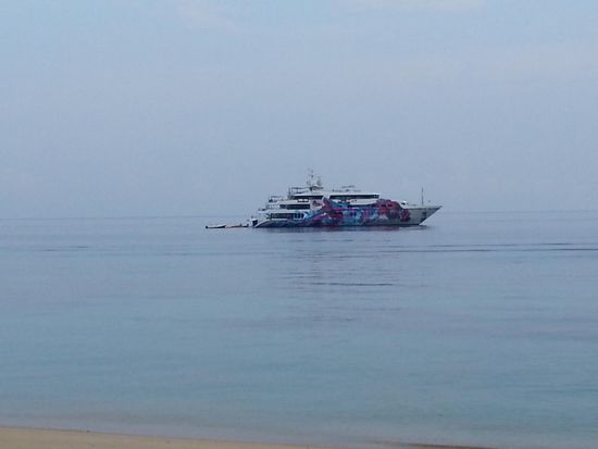 Wir haben kurz darüber nachgedacht, die zu entern, um zu den Perhentian Islands zu kommen. Die haben sogar oben ein Open Air Kino drauf, das wär doch mal was