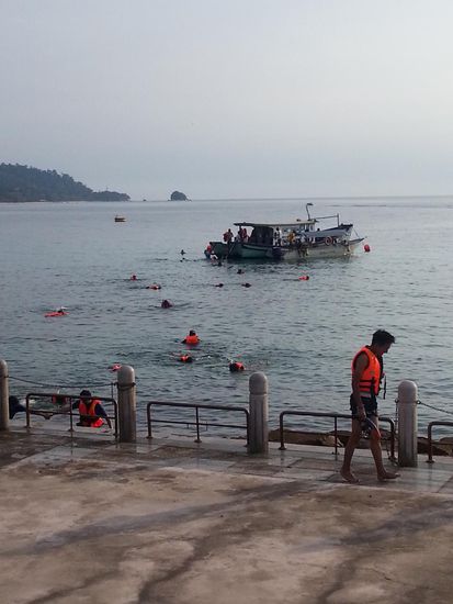 So gehen hier die Touristen aus Malaysia und Singapur schnorcheln...seltsam...