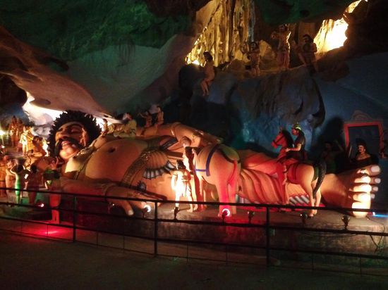 Die riesigen Figuren, die anscheinend die Geschichte von indischen Gottheiten darstellen