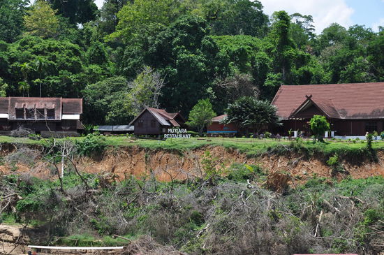 Das Mutiara Taman Negara vom Fluss aus. Der Eingang in den Nationalpark