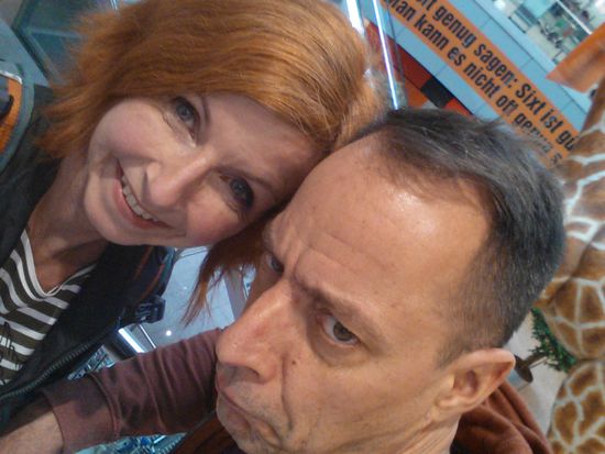 Düsseldorf- 8 Grad-Regen-die Frisur hält