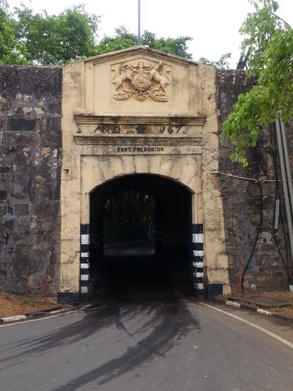 Fort Frederick, von hier aus geht es quer durch Kasernengelände nach oben