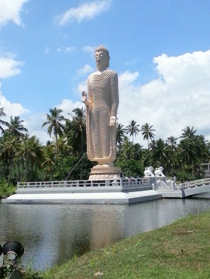 Das Tsunami-Memorial, da wo der Zug weggespült wurde und ich glaube um die 2000 Menschen umgekommen sind