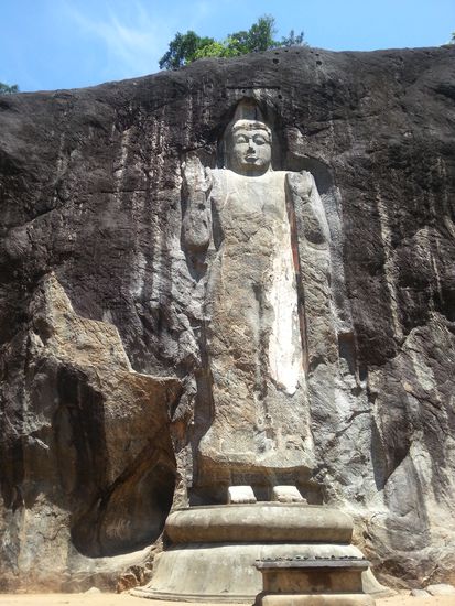 Der 15m hohe Felsenbuddha. Das Foto von der gesamten Felswand müssen wir nachreichen