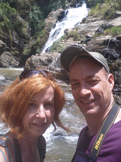 Der Rawana-Ella-Waterfall, von oben bestimmt ganz schön aber von der Straße aus eher Kirmes