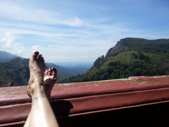 Unser Balkon. Rechts der Ella Rock. Morgen gibts Fotos von gaaanz oben!
