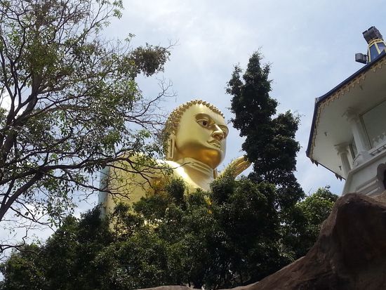 Der große goldene Buddha auf dem Weg nach oben