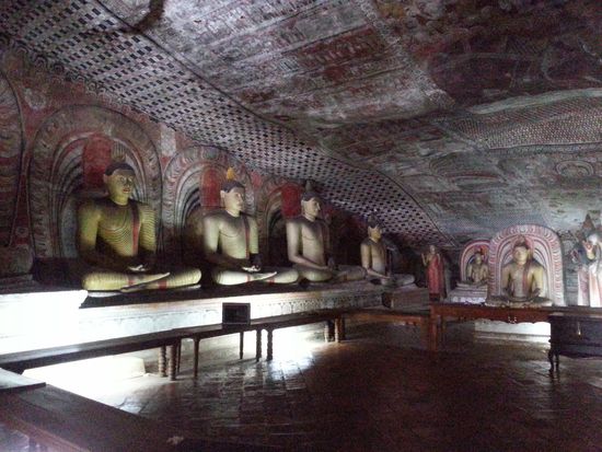 Eine der,großen Höhlen mit komplett bemalten Decken und Wänden