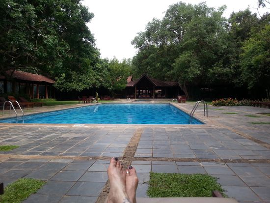 Blick auf meine Füße...ach ja: und die Hotellobby...