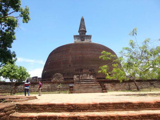 Die große Dagoba von Polonnaruwa. Ich finde ja, Rüdiger sollte zuhause auch Sarong tragen