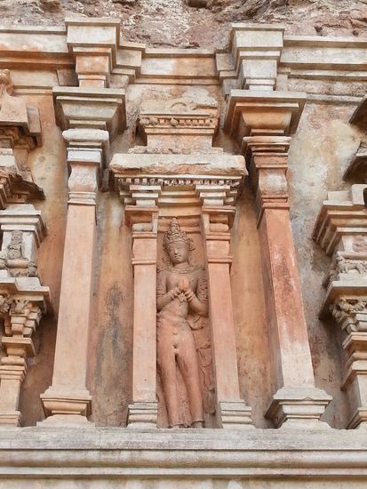 Und noch eine der Figuren aussen am,Hindutempel. Drinnen durfte man nicht fotografieren, der war total schön bemalt