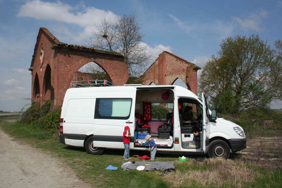 Die Ruine mit unserer noch weissen Villa davor. Eine Abfahrt bevor die Nord-Süd Autobahn den Po kreuzt.